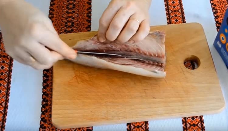 Opatrně odřízněte filet z hřebene.