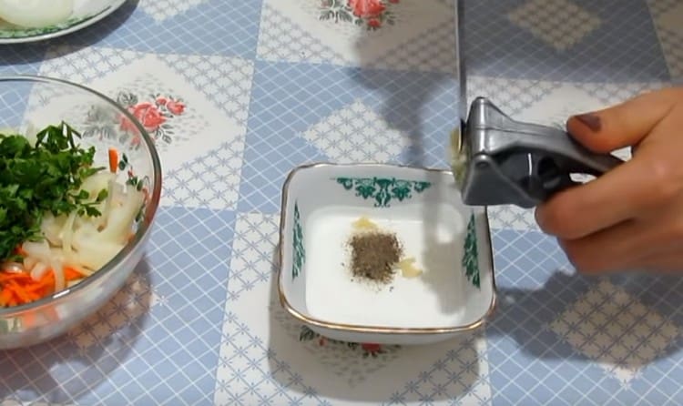 Mescolare la panna acida con sale, pepe, aglio.