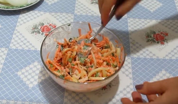 Смесете всички зеленчуци, с изключение на лука, нарязан с пръстени и заквасена сметана.