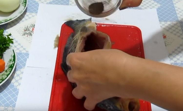 Im Inneren müssen Sie den Fisch auch salzen und pfeffern, um zu schmecken.