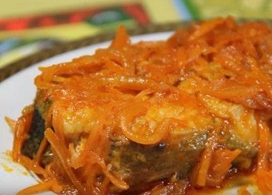 Как да научите как да готвите вкусна риба във фурната с моркови и лук