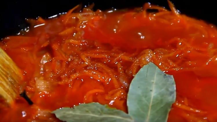 Στο τέλος των μαγειρικών λαχανικών, προσθέστε τα φύλλα δάφνης, αλάτι, πιπέρι.