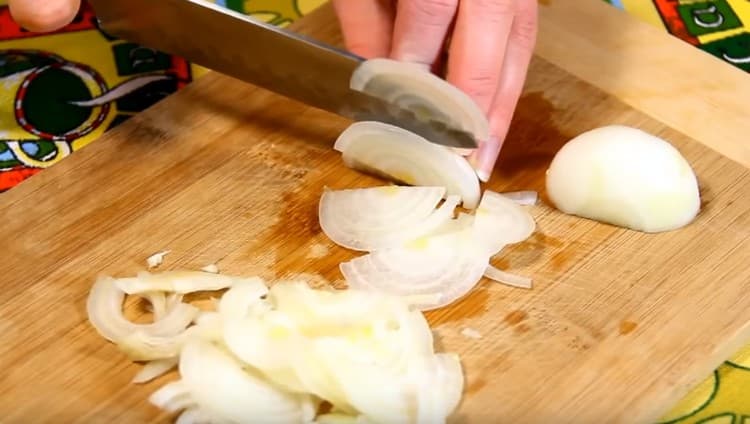 Nakrájejte cibuli na půl kroužků.