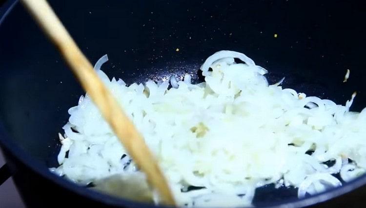 Friggere la cipolla in una casseruola fino a quando è morbida.