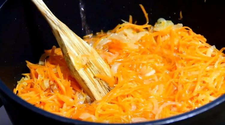 Προσθέστε τα καρότα στο κρεμμύδι.