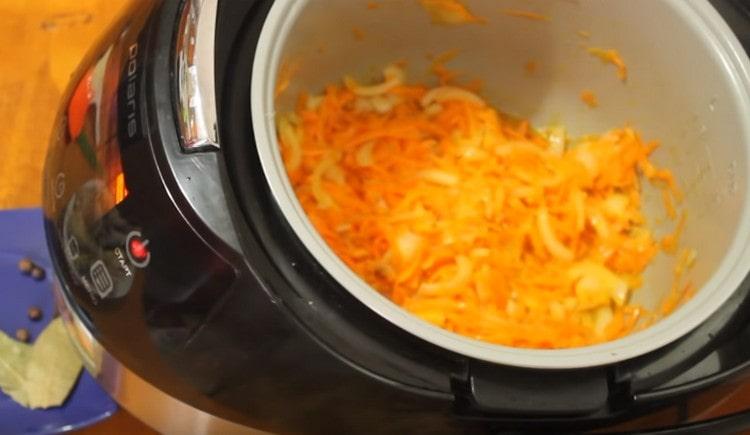 Rimuoviamo il pesce e mettiamo le cipolle con le carote nel multicucina.