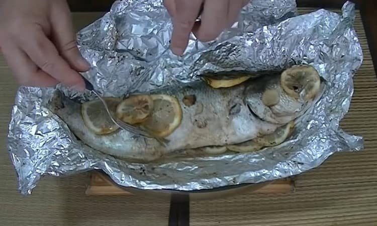 Uunissa olevassa foliossa oleva kala, joka on keitetty tämän reseptin mukaisesti, osoittautuu tuoksuvaksi ja erittäin maukalliseksi.