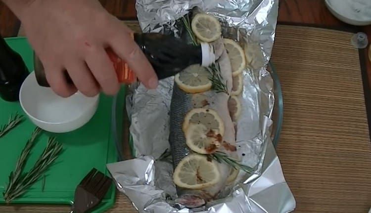 يرش السمك بخفة مع صلصة الصويا.