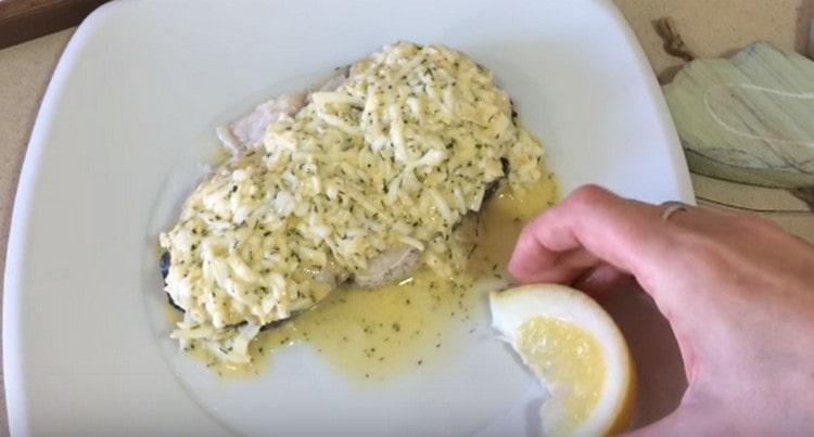 Il pesce polacco è tradizionalmente servito con una fetta di limone.