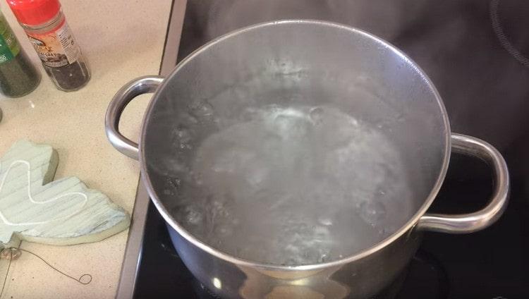 In una casseruola, bollire l'acqua.