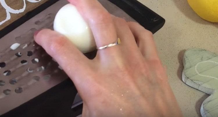 Tre uova sode su una grattugia.