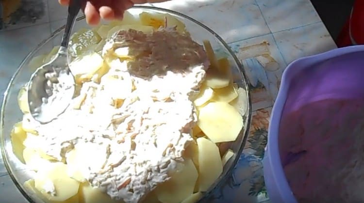 Auf die Kartoffeln verteilen wir die Käse-Karotten-Masse.