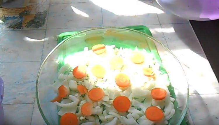 Zwiebeln mit Möhren schneiden, in eine Form geben.