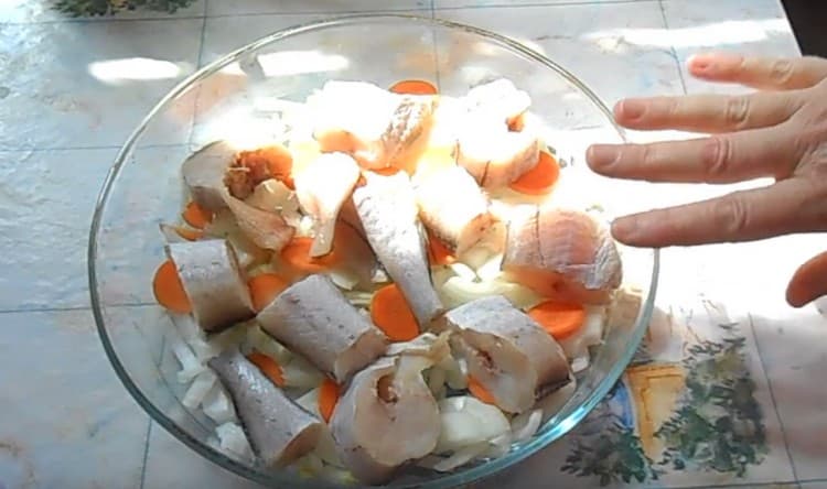 Βάζουμε φέτες ψαριών σε λαχανικά.