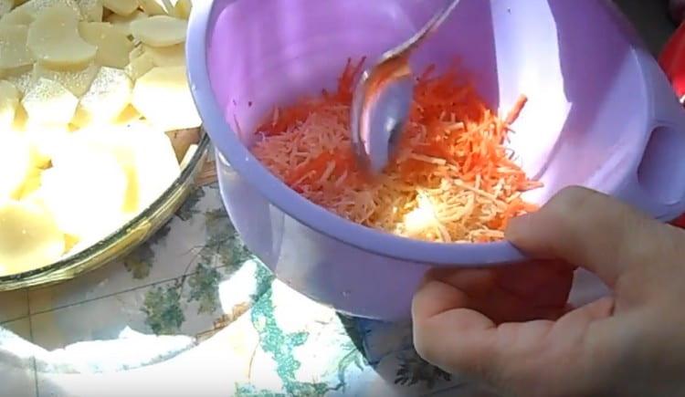 Tris morkas sutarkuokite tarka ir sumaišykite su tarkuotu sūriu.