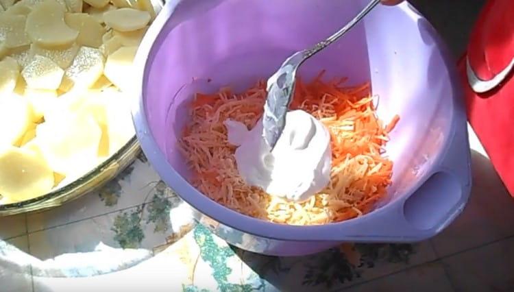 Į morkas ir sūrį įpilkite grietinės padažo.