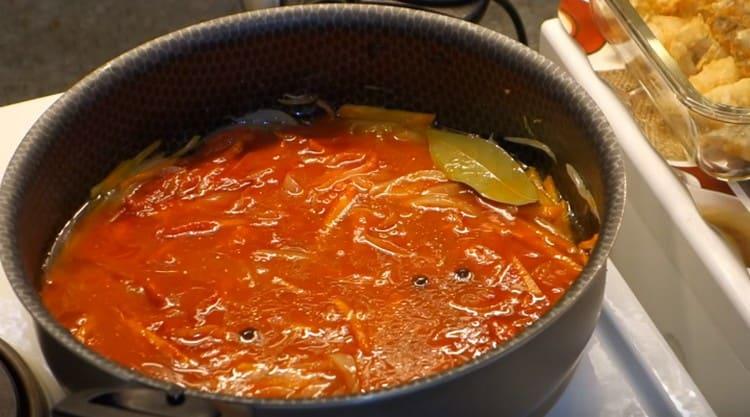 Magdagdag ng tomato paste, peppercorns, bay leaf sa sarsa.