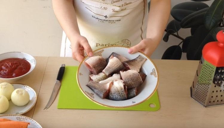 Tagliare il pesce in porzioni.