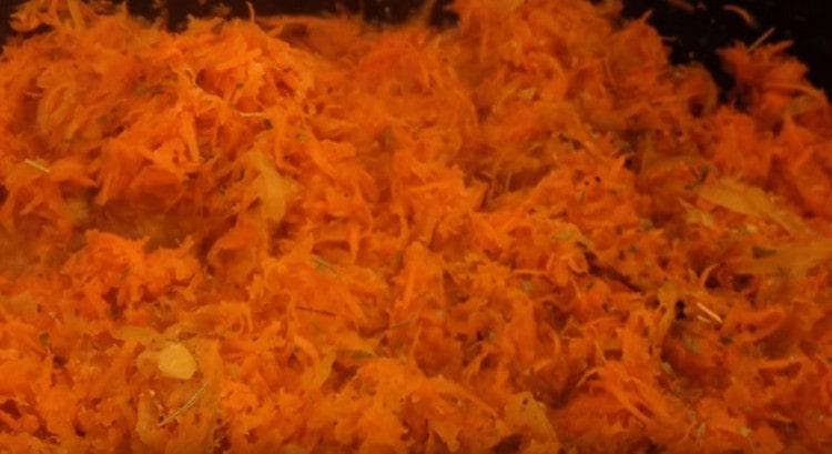 Aggiungi le carote nella padella alla cipolla.