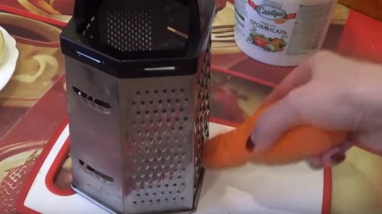 Натрийте морковите на ренде.