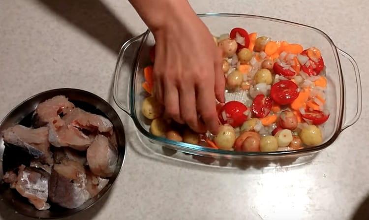 Βάλτε τα λαχανικά στο κάτω μέρος του ταψιού.