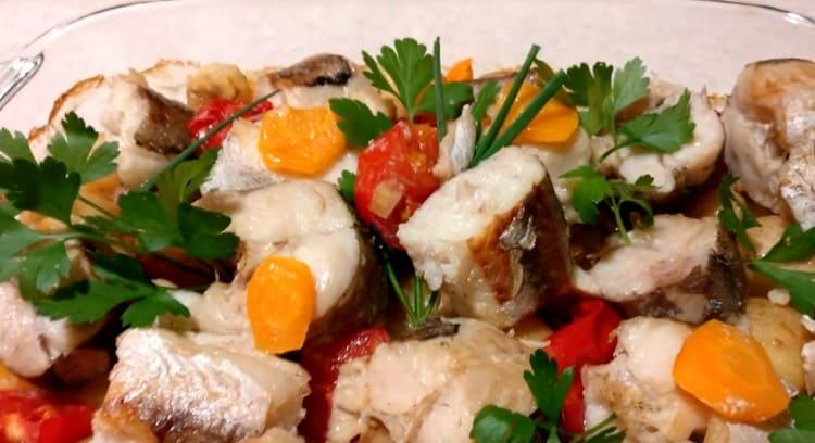 Il pesce con le verdure al forno è molto tenero e gustoso.