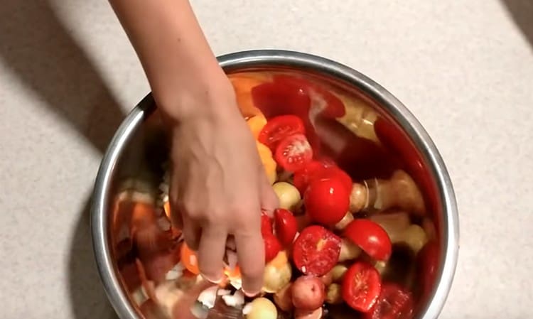 Unisci tutte le verdure in una ciotola, mescolale con sale e pepe.