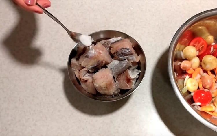 Ripottele kummeliturskaviipaleet suolalla ja pippurilla.