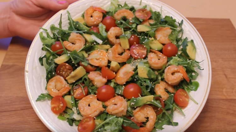 Tento salát s avokádem a krevetami určitě ozdobí váš stůl.