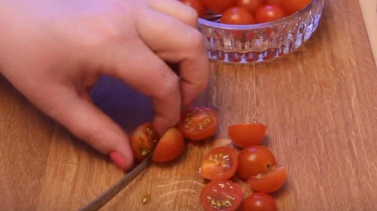 Половината от чери домати.
