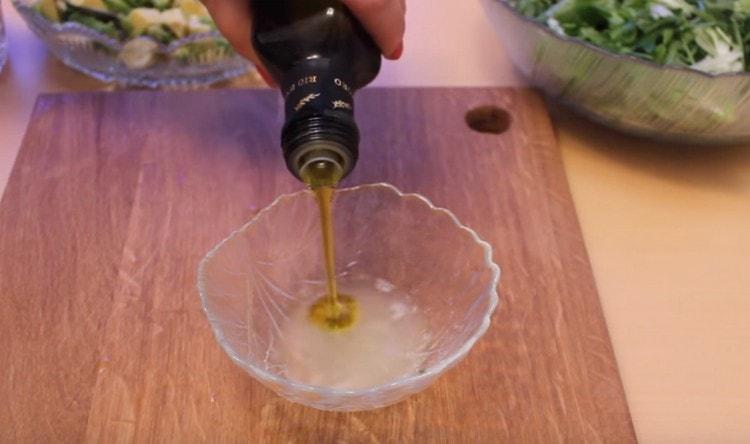 Lisää suola ja oliiviöljy tähän mehuun.