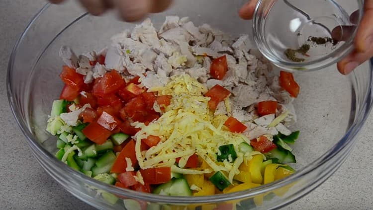 Συνδυάζουμε όλα τα παρασκευασμένα συστατικά του πιάτου σε ένα μπολ σαλάτας, αλάτι με πιπέρι, προσθέτουμε ψιλοκομμένο σκόρδο.