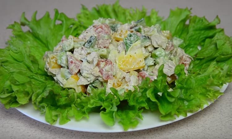 Patiekite avokadą ir vištienos salotas ant salotų lapų.
