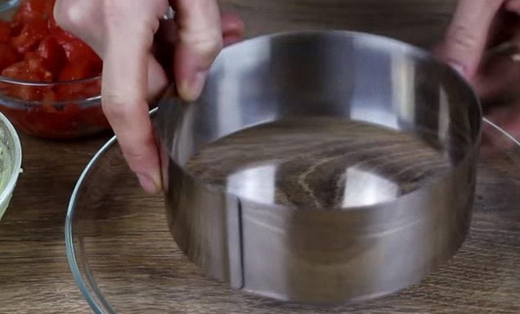 Puoi formare un'insalata usando un anello di cottura.