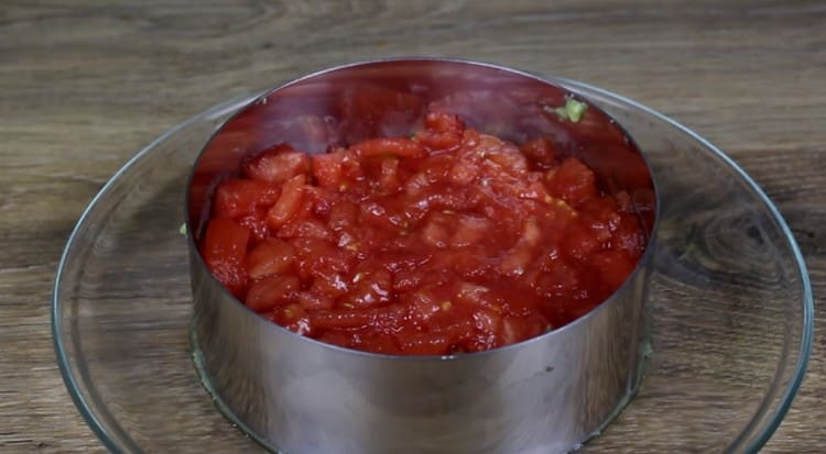 بعد ذلك ، ضع طبقة من الطماطم والملح.