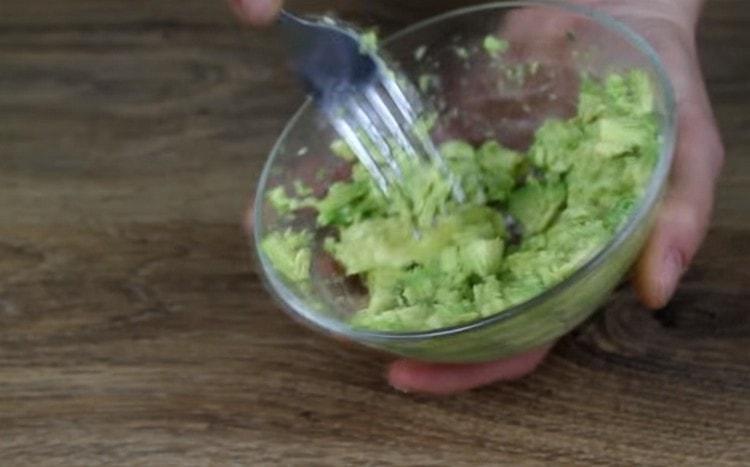 Tagliare la polpa di avocado a fette e poi con una forchetta in purè di patate.