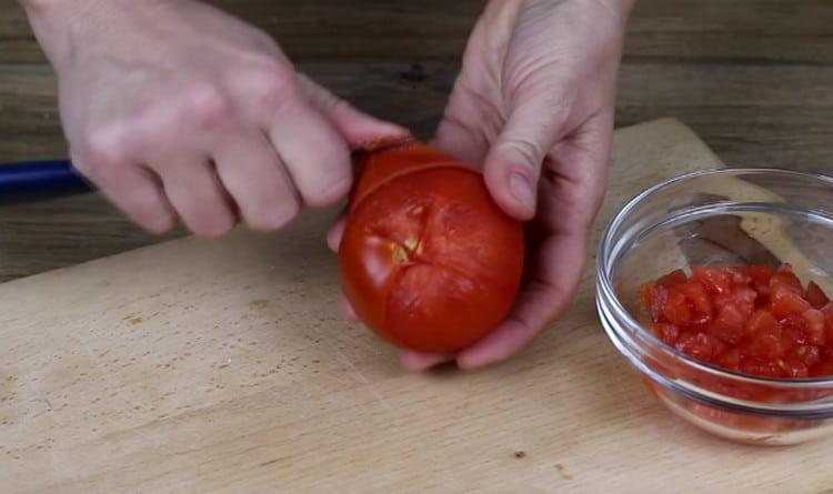 Tomaatit laitetaan kiehuvaan veteen muutamaksi minuutiksi, ja sitten kuori.