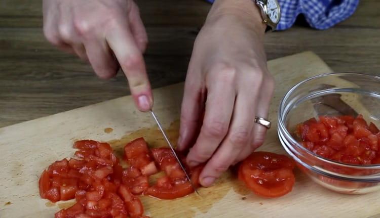 Taglia il pomodoro a dadini.