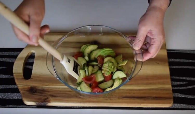 Внимателно разбъркайте зеленчуците, за да не повредите целостта на резените авокадо.