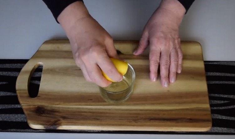 За да приготвите дресинга, смесете лимонов сок с растително масло.