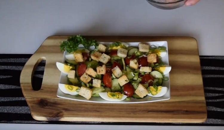 Βάλτε τις έτοιμες κροτίδες πάνω από τη σαλάτα μας με αβοκάντο και αυγό.