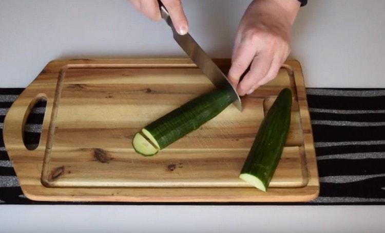 Нарежете краставицата на половин кръг.