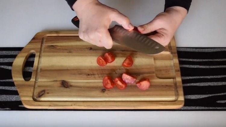 Нарежете доматите на малки парченца.