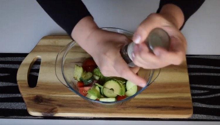 Βάλτε όλα τα ψιλοκομμένα λαχανικά σε ένα μπολ και σερβίρετε με αλάτι και πιπέρι.