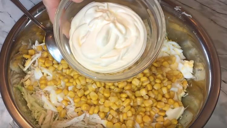 Para sa sarsa ng salad, gumamit ng mayonesa.