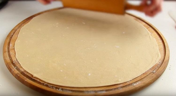 Ogni pallina di pasta viene arrotolata in un cerchio.