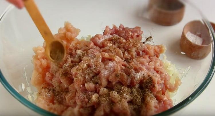 Keverjük össze a hagymát a hússal, adjunk hozzá fűszereket és sót ízlés szerint.