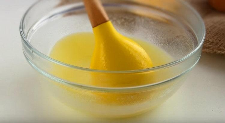Nalijte vroucí vodu na máslo a míchejte, dokud se úplně nerozpustí.