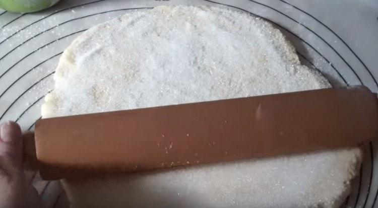 С точилка натискаме малко захар в тестото.