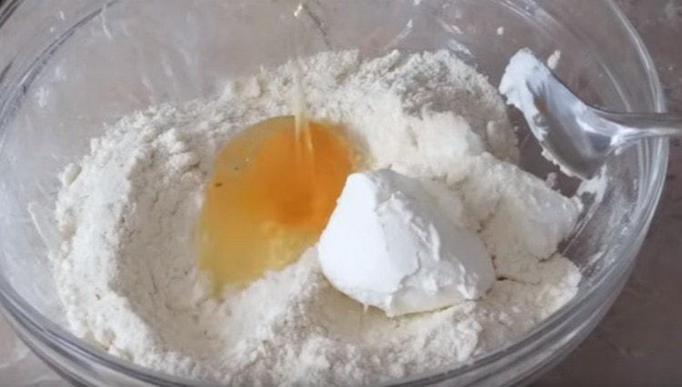 Προσθέστε το αυγό και την ξινή κρέμα.